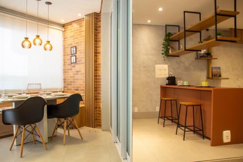 eine Küche mit einer Bar und einigen Hockern in einem Zimmer in der Unterkunft Book Santos - Estanconfor 1407 - Vista Mar lateral in Santos