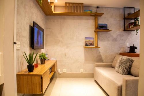 ein Wohnzimmer mit Sofa und Fernseher in der Unterkunft Book Santos - Estanconfor 1407 - Vista Mar lateral in Santos