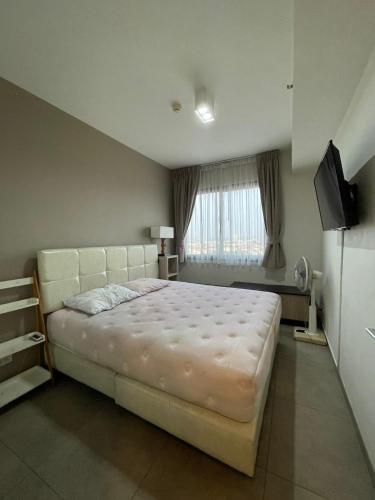 Ένα ή περισσότερα κρεβάτια σε δωμάτιο στο Condo Pattaya Stays