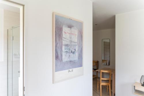 una foto colgada en una pared en una habitación en Das Nest, en St. Wolfgang