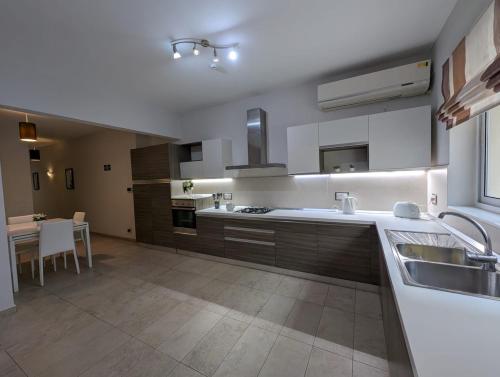 Kuchyň nebo kuchyňský kout v ubytování Modern Apartment 3BR - Short Walk to Sea & Shops