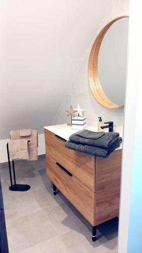 un baño con lavabo y espejo en BOCENNO Catherine, en Ambon