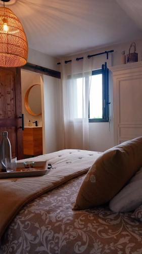 Un dormitorio con una cama con una mesa y una ventana. en BOCENNO Catherine, en Ambon