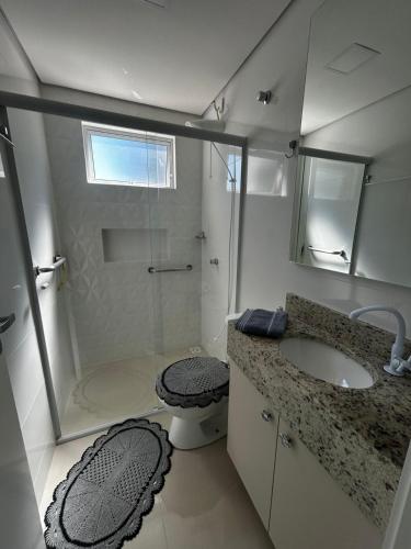 ein Badezimmer mit Dusche, Toilette und Waschbecken in der Unterkunft AP Novinho! à 150m das piscinas! 3 ar cond - churrasqueira in Piratuba