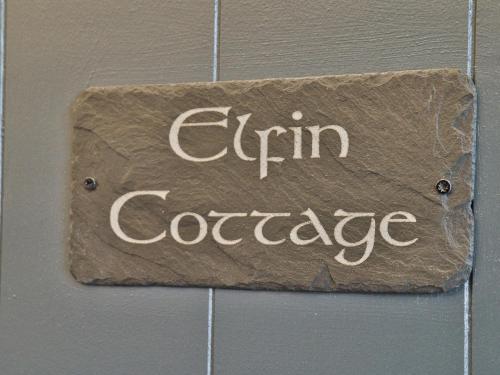 een bord op een muur met de tekst 'entree beton' bij Elfin Cottage - Uk7810 in Coirantee