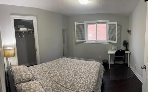 ミシサガにあるPrivate Single Bedroom in City Centre Q66のベッドと机と窓のある寝室