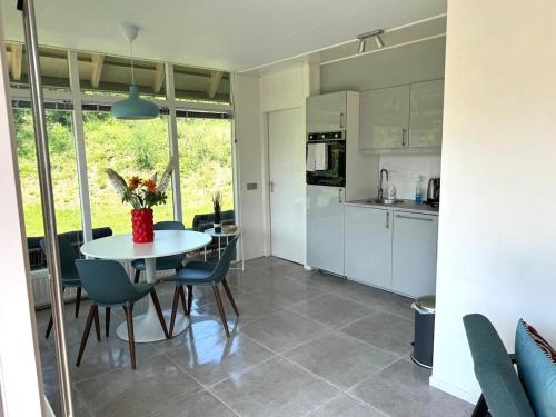 een keuken en eetkamer met een tafel en stoelen bij Villa Dune I in Ouddorp