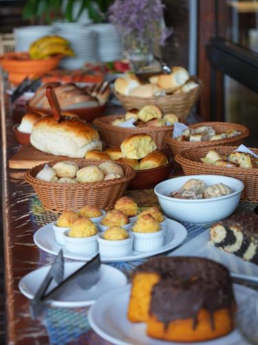 a buffet of pastries and breads on a table at Pousada Pitauá in Socorro