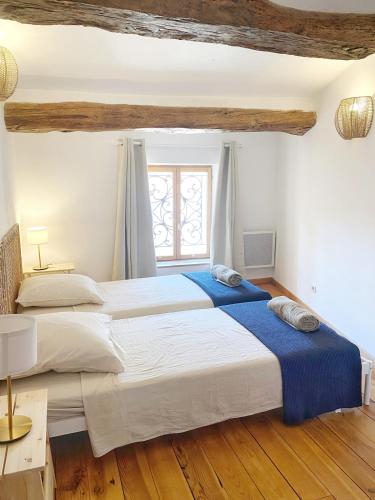 una camera da letto con un letto grande e una finestra di Le Perchoir Provencal a Buis-les-Baronnies