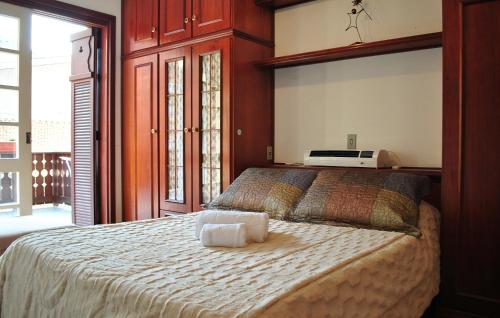 1 dormitorio con 1 cama grande y teléfono en Morada Alto da Serra, en Gramado