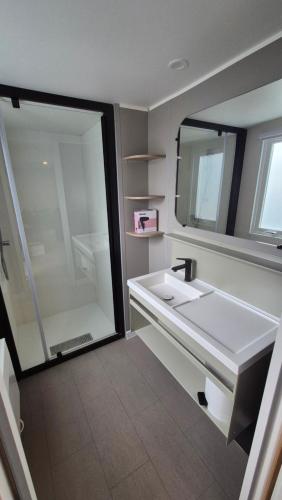 Ένα μπάνιο στο Mobil-Home, camping LES DUNES 5 étoiles, 6 personnes