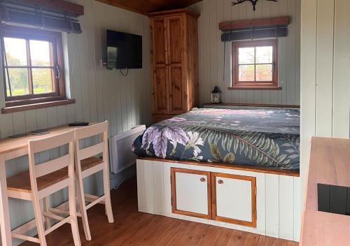 Postel nebo postele na pokoji v ubytování Stratford Bespoke Shepherd Hut