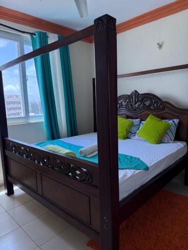 Postel nebo postele na pokoji v ubytování Mtwapa Luxurious Apartments with Pool View 103