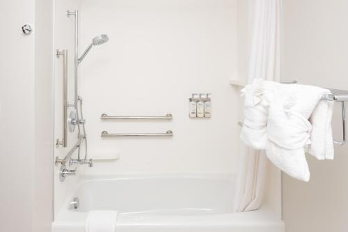 Koupelna v ubytování Holiday Inn Express & Suites Burlington - Mount Holly by IHG