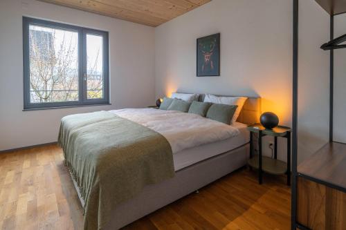 Un pat sau paturi într-o cameră la The Address near Zurich- stylish and comfortable