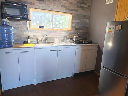 Η κουζίνα ή μικρή κουζίνα στο Tu Refugio Quellon