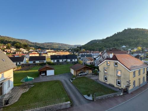 eine Luftansicht einer kleinen Stadt mit einem Haus in der Unterkunft Parenthèse Vosgienne in Cornimont