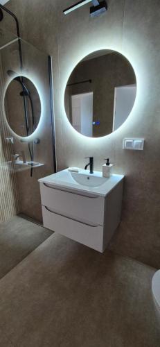 ブスコ・ズドロイにあるSłoneczny Ogródekの洗面台と鏡のあるバスルーム