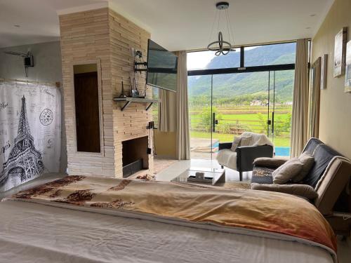 プライア・グランデにあるPousada Green Canyonsのリビングルーム(暖炉、大型ベッド付)