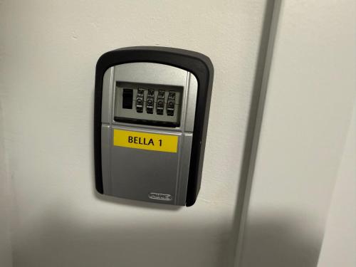 een koelkastdeurgreep met een mobiele telefoon erop bij Ferienwohnungen Bella in Reutte