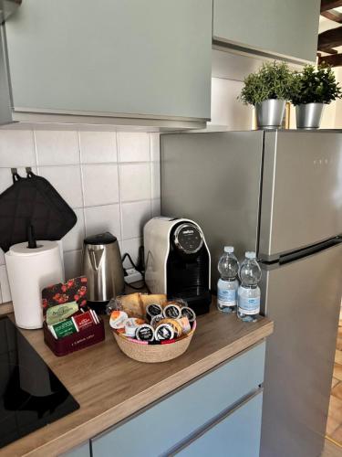 een aanrecht met een mandje brood en een koelkast bij Alloggio Turistico LA TORRE in Acquapendente