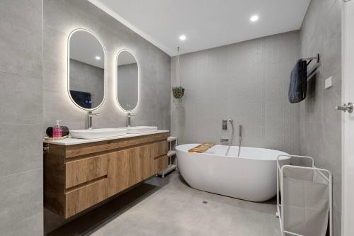 Ένα μπάνιο στο Lakeside Luxury Buff Point