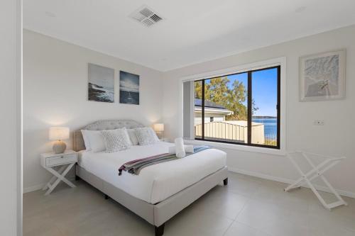 Ένα ή περισσότερα κρεβάτια σε δωμάτιο στο Lakeside Luxury Buff Point