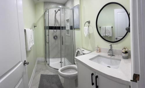 Un baño con ducha, inodoro y lavabo. en B1 Beautiful and cozy private suite, en Mississauga