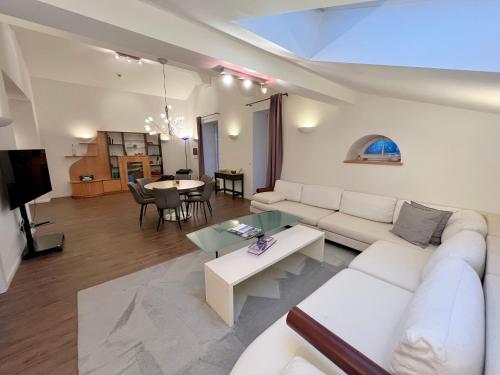 Ein Sitzbereich in der Unterkunft Auszeit im Chiemgau, Ferienwohnungen