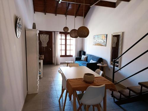 a dining room with a table and chairs in a room at Arena Duplex in Necochea