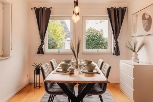 メンディヒにあるVulkan-Suiteの木製のテーブルと椅子のあるダイニングルーム