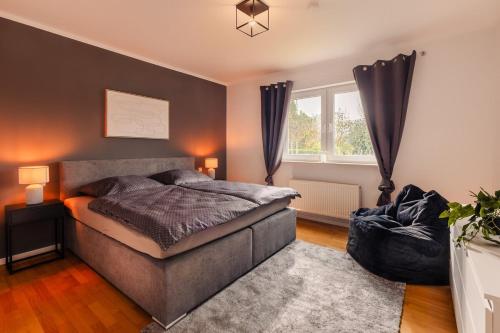 メンディヒにあるVulkan-Suiteのベッドと大きな窓のある寝室