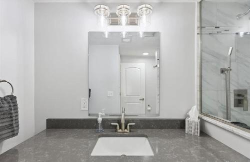 Ένα μπάνιο στο Lakefront Escape Dock Fire Pit Sleeps 14