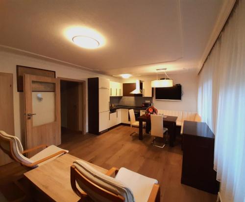 巴德加斯坦Susis Alpen Apartment的带厨房和餐厅的客厅