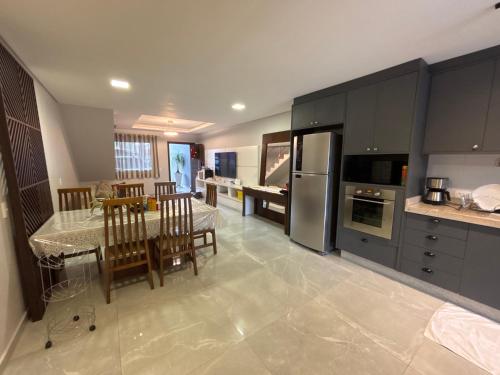 een keuken met een tafel en een eetkamer bij Casa Privativa Prox Expoville e Centro Com 2 Suítes in Joinville