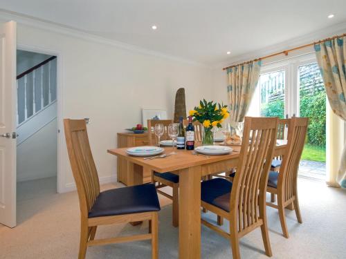 een eetkamer met een houten tafel en stoelen bij Haven's Rest in Walton West