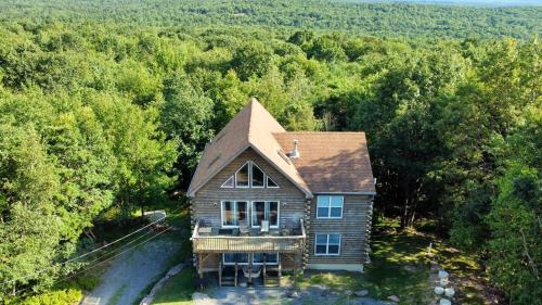 una vista aerea di una casa nel bosco di Secluded Retreat near Ski Resorts, Hot Tub, BBQ a Blakeslee
