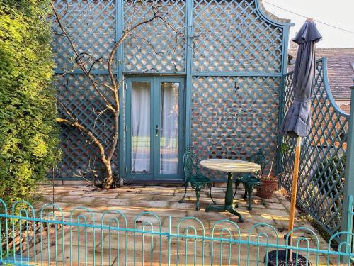 ハンティンドンにあるThe Potting Shedのパティオ(テーブル、傘付)