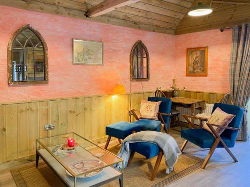 ハンティンドンにあるThe Potting Shedのリビングルーム(テーブル、椅子、テーブル付)