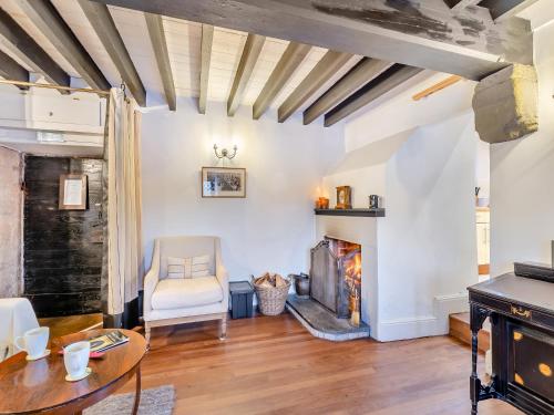 Una sala de estar con chimenea y una mesa. en Irishman's Tower, en Riley Green