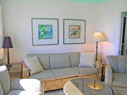 un soggiorno con un divano e due poltrone di Oceanfront Three-Bedroom Apartment with Panoramic Views a Beverley Beach