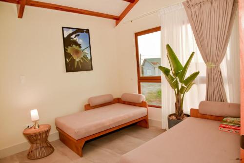 ein Wohnzimmer mit einer Bank und einem Fenster in der Unterkunft Bungalow Campo Playa Arena in Chincha