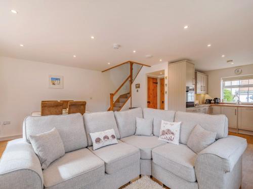 een woonkamer met een bank en een keuken bij Annie's Cottage in Bempton