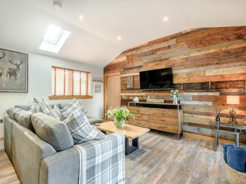 een woonkamer met een bank en een tv bij Appletree Lodge in Ayr