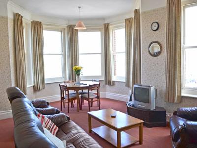 een woonkamer met een bank en een tafel bij Bounty in Cromer