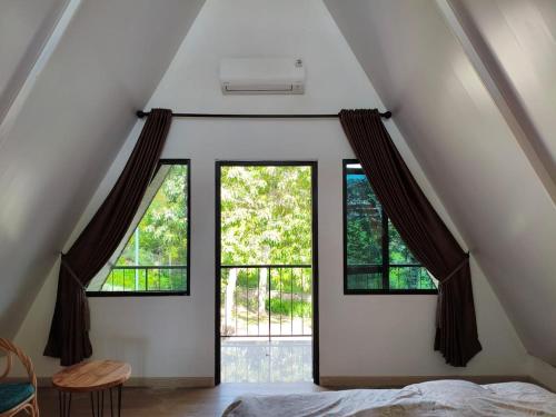 Ένα ή περισσότερα κρεβάτια σε δωμάτιο στο Toba-A-Scape