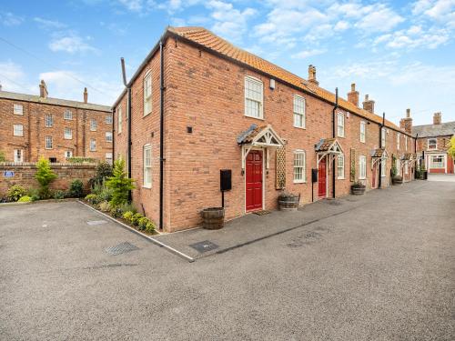 Wainfleet All SaintsにあるThe Cooperage- Uk34818の赤い扉付きの大きなレンガ造りの建物