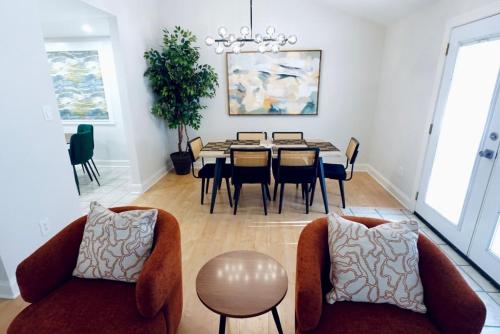 Posezení v ubytování Spacious Dog-Friendly Retreat Near Ballantyne