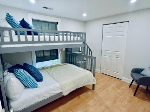 Postel nebo postele na pokoji v ubytování Spacious Dog-Friendly Retreat Near Ballantyne