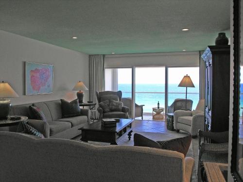un soggiorno con divani e vista sull'oceano di Oceanfront Three-Bedroom Apartment with Panoramic Views a Beverley Beach
